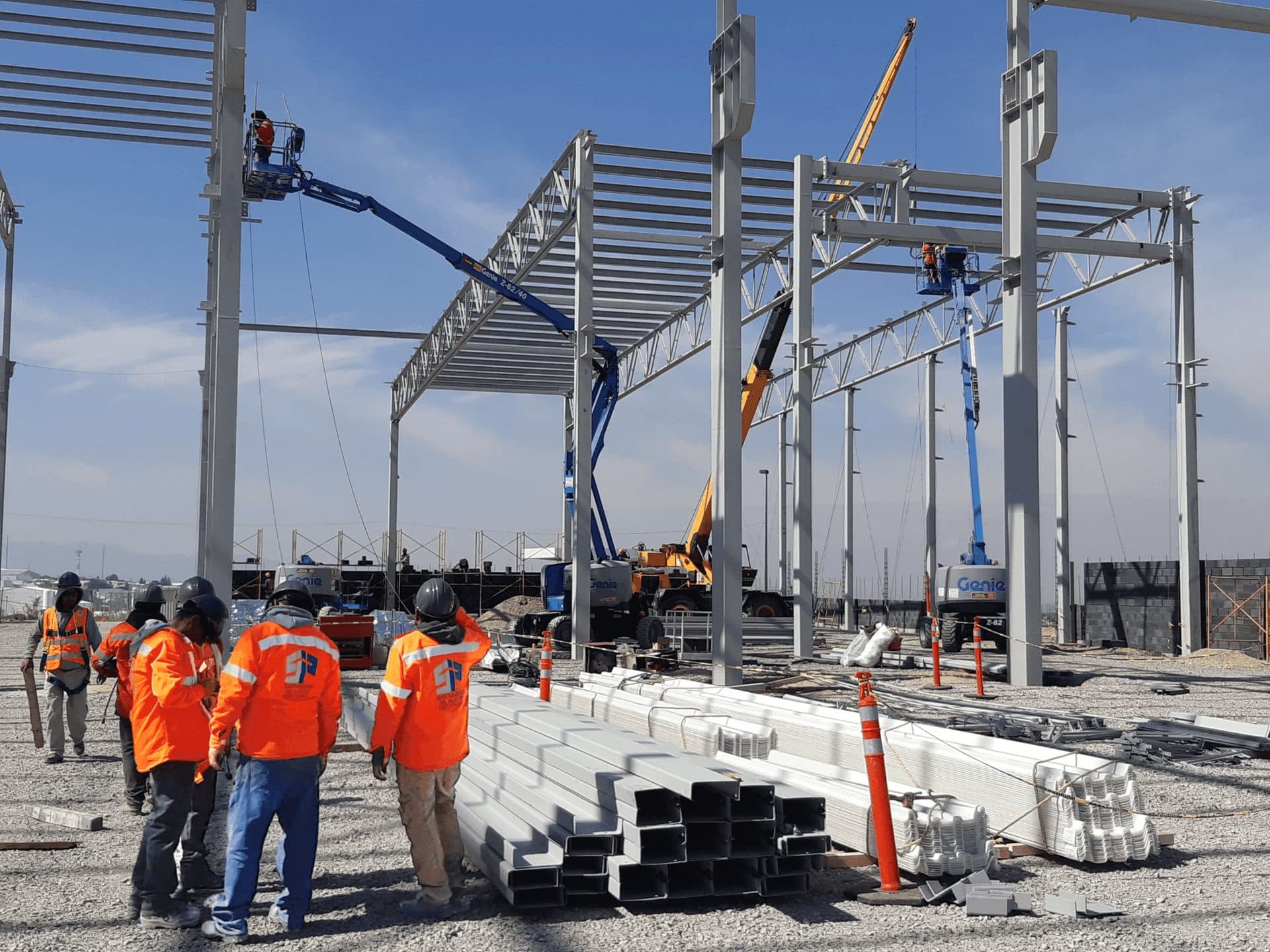 Equipo de SP Construcciones montando estructura metálica en obra